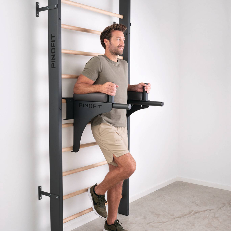 Dip Bar für PINOFIT Sprossenwand Pro Anwendungsbeispiel