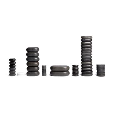 Hot Stones Full Body Set mit 50 Massagesteinen geordnet nebeneinander