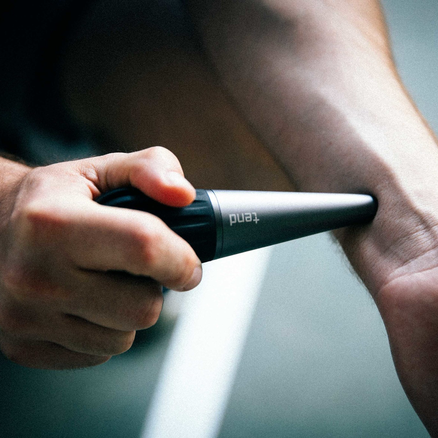 Vibrationsmassage mit dem Tend Massage Stick am Handgelenk