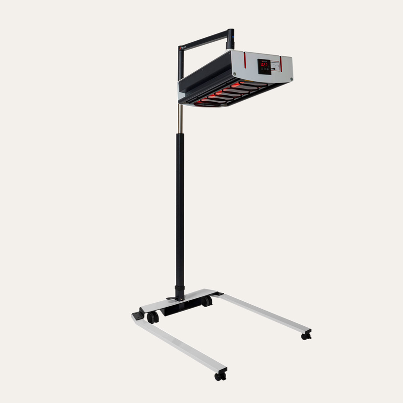 Halogen-Infrarotstrahler auf einem rollbaren Stativ
